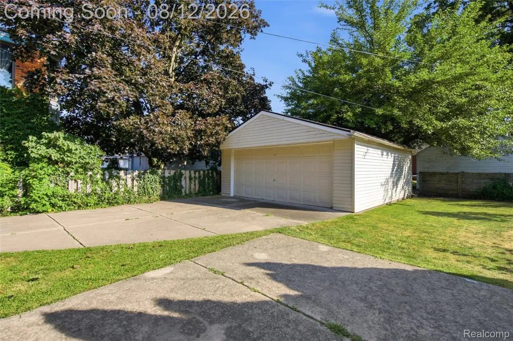 2073 Van Antwerp Street Grosse Pointe Woods City, MI 48236