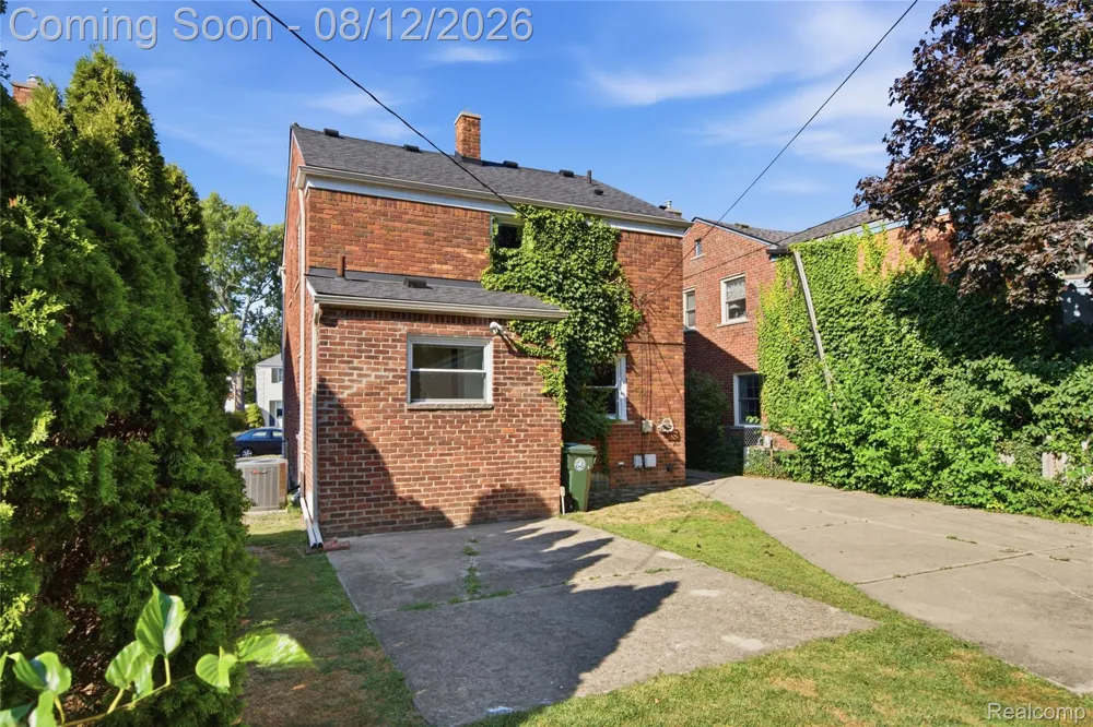 2073 Van Antwerp Street Grosse Pointe Woods City, MI 48236