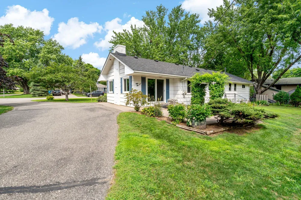 3567 Leroy Street Deephaven, MN 55391