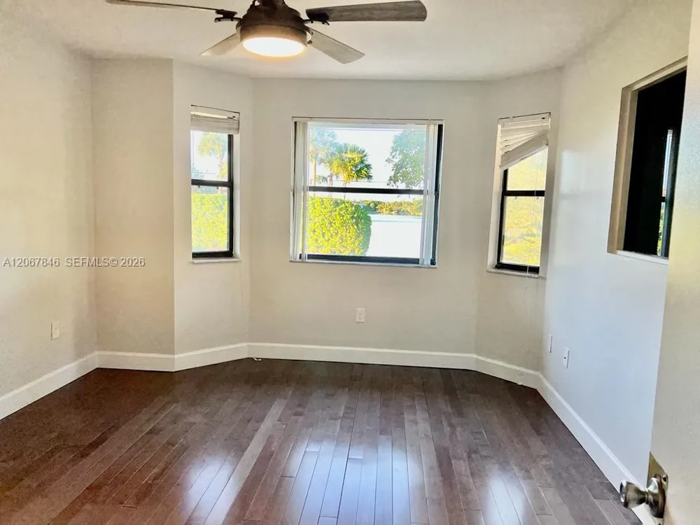 900 SW 113th Ter Pembroke Pines, FL 33025