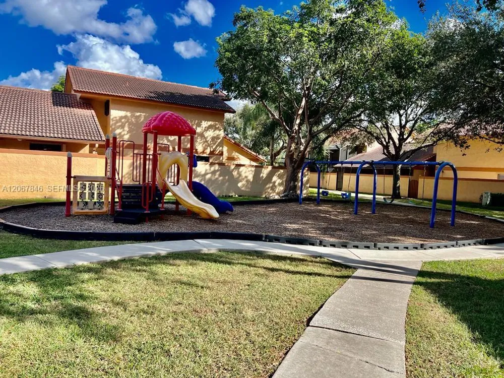 900 SW 113th Ter Pembroke Pines, FL 33025