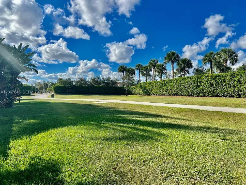 900 SW 113th Ter Pembroke Pines, FL 33025
