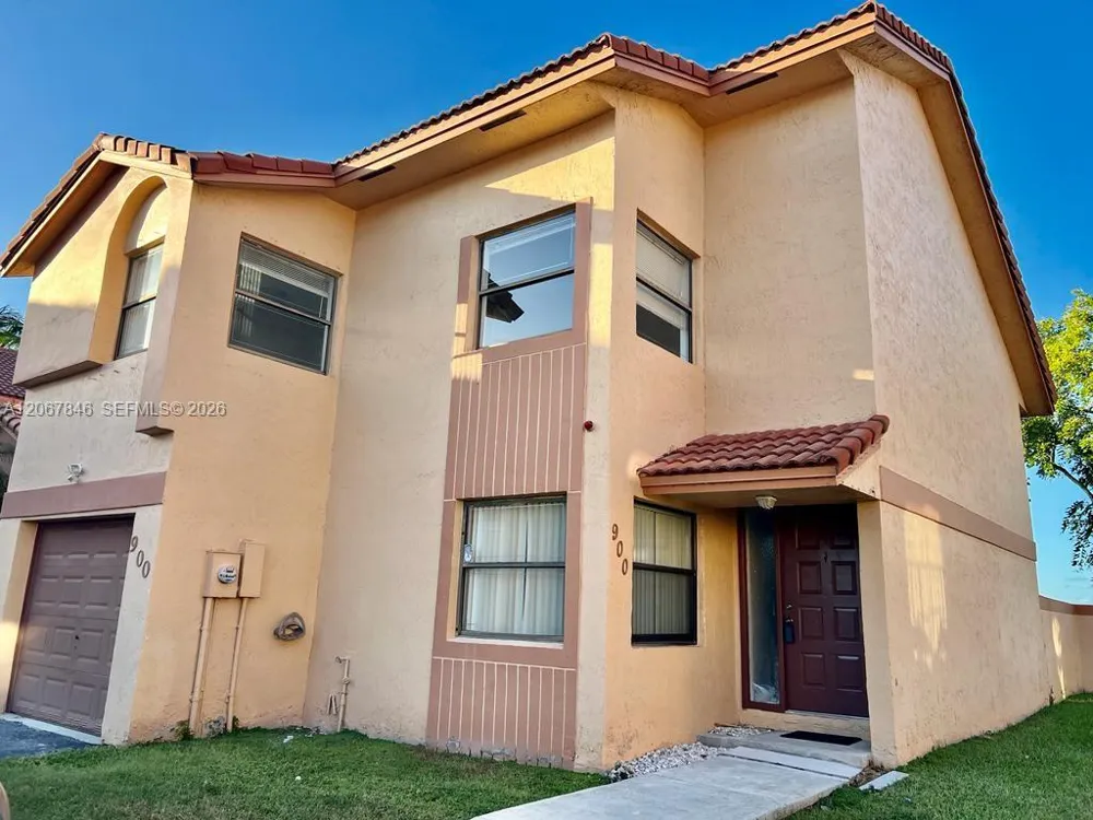 900 SW 113th Ter Pembroke Pines, FL 33025