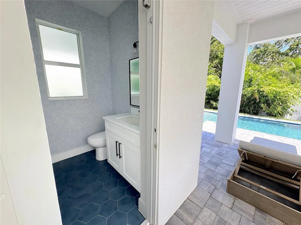 1647 SIESTA DRIVE Sarasota, FL 34239