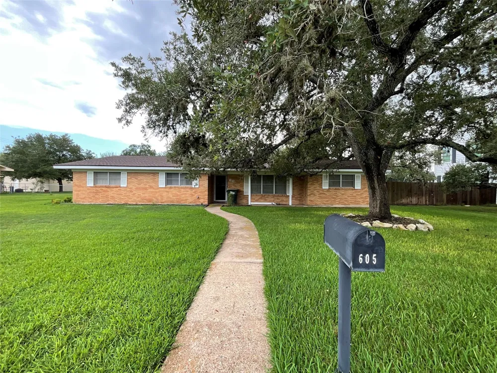 605 3rd Street Cuero, TX 77954
