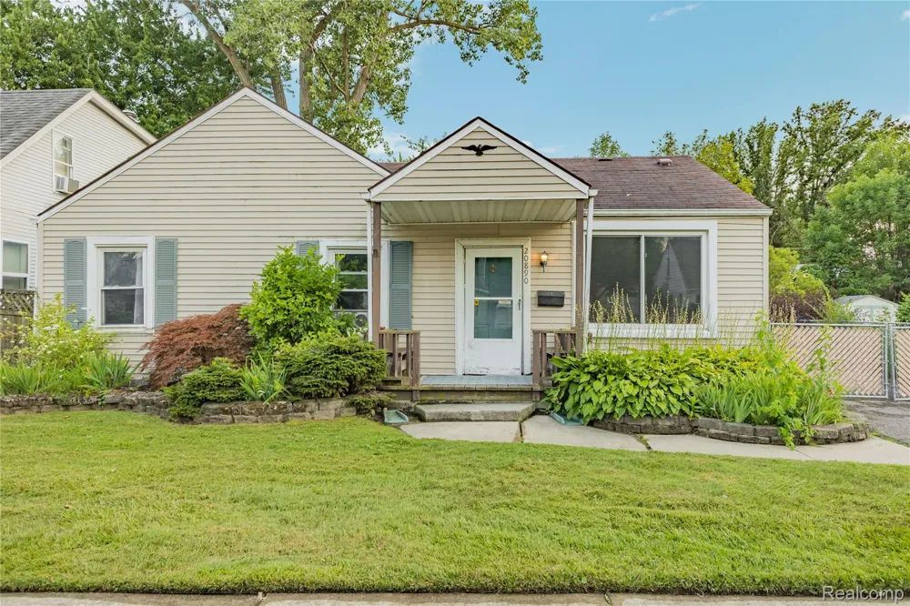 20890 Hollywood Street Harper Woods City, MI 48225