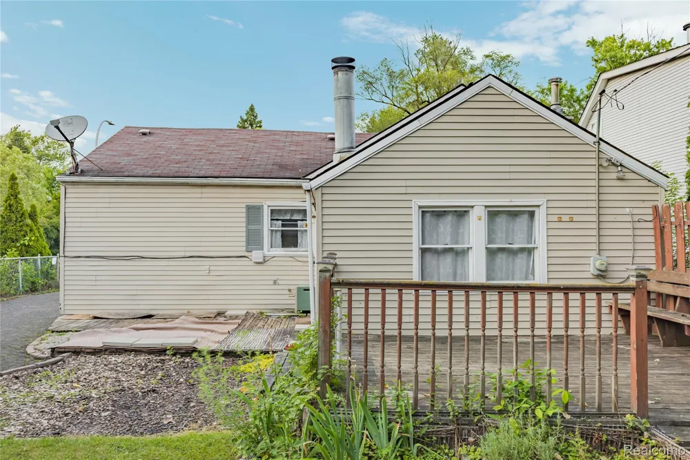 20890 Hollywood Street Harper Woods City, MI 48225