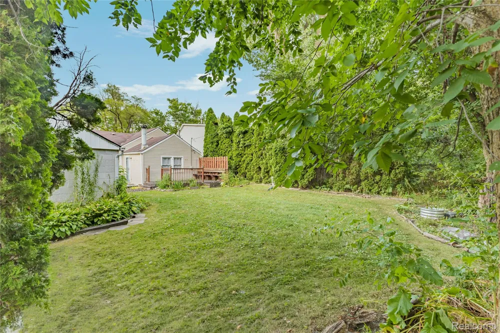 20890 Hollywood Street Harper Woods City, MI 48225