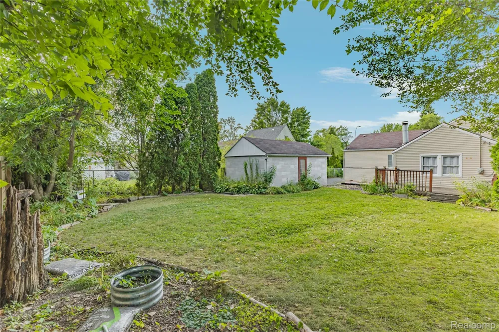 20890 Hollywood Street Harper Woods City, MI 48225