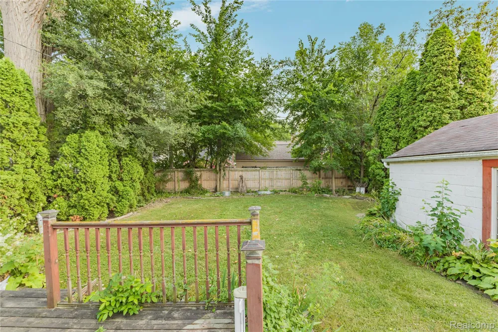 20890 Hollywood Street Harper Woods City, MI 48225