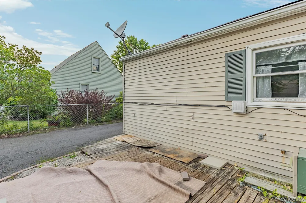 20890 Hollywood Street Harper Woods City, MI 48225