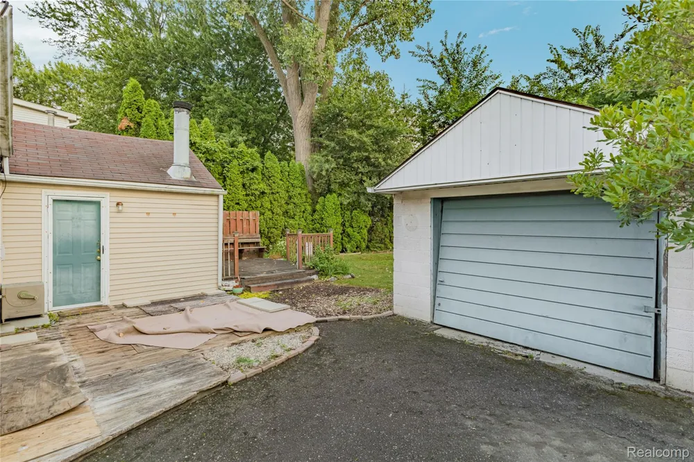 20890 Hollywood Street Harper Woods City, MI 48225