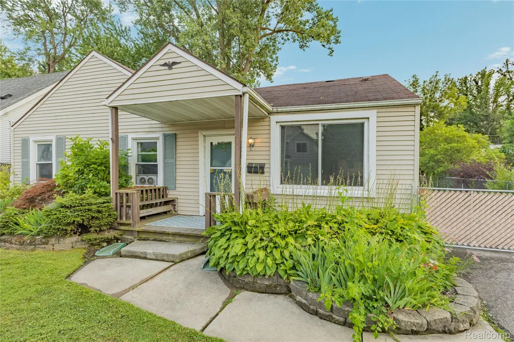 20890 Hollywood Street Harper Woods City, MI 48225