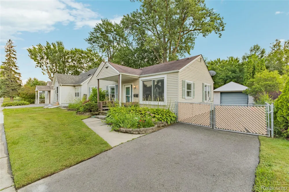 20890 Hollywood Street Harper Woods City, MI 48225