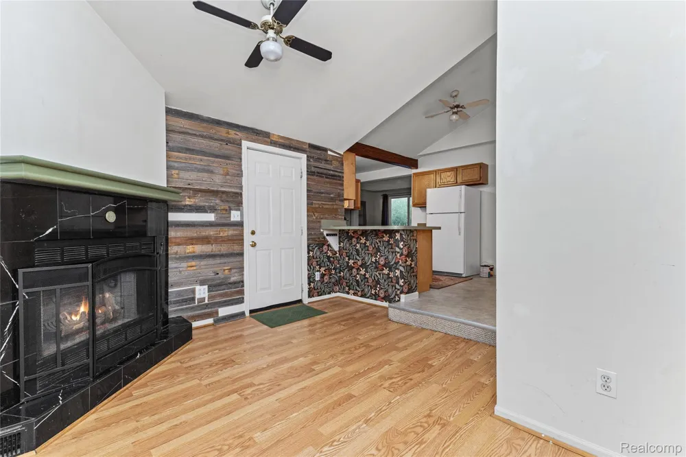 20890 Hollywood Street Harper Woods City, MI 48225