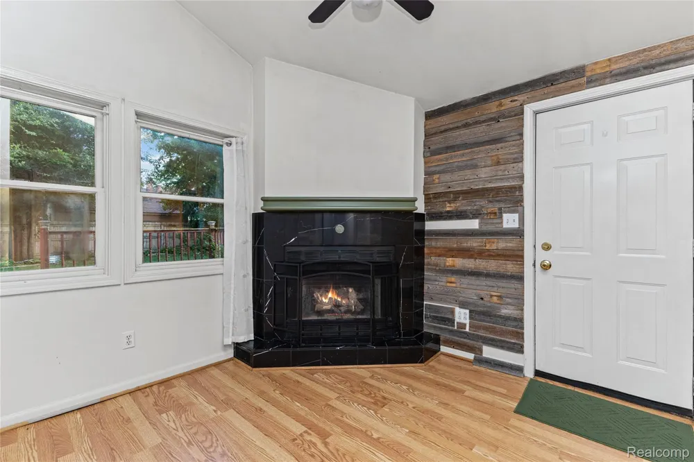 20890 Hollywood Street Harper Woods City, MI 48225