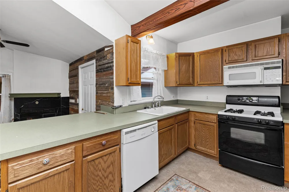 20890 Hollywood Street Harper Woods City, MI 48225