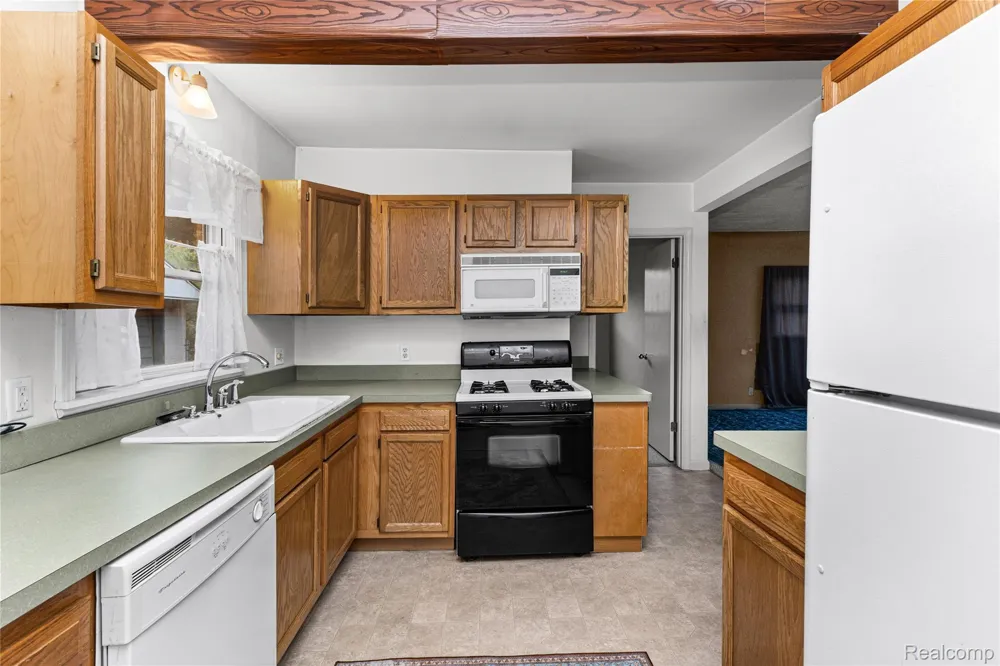 20890 Hollywood Street Harper Woods City, MI 48225
