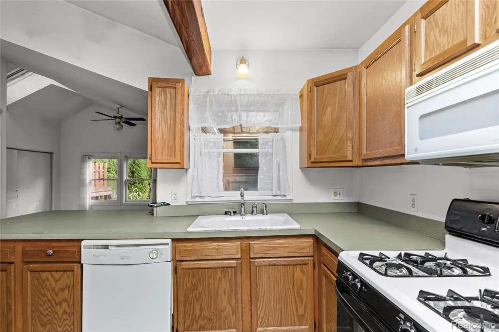 20890 Hollywood Street Harper Woods City, MI 48225