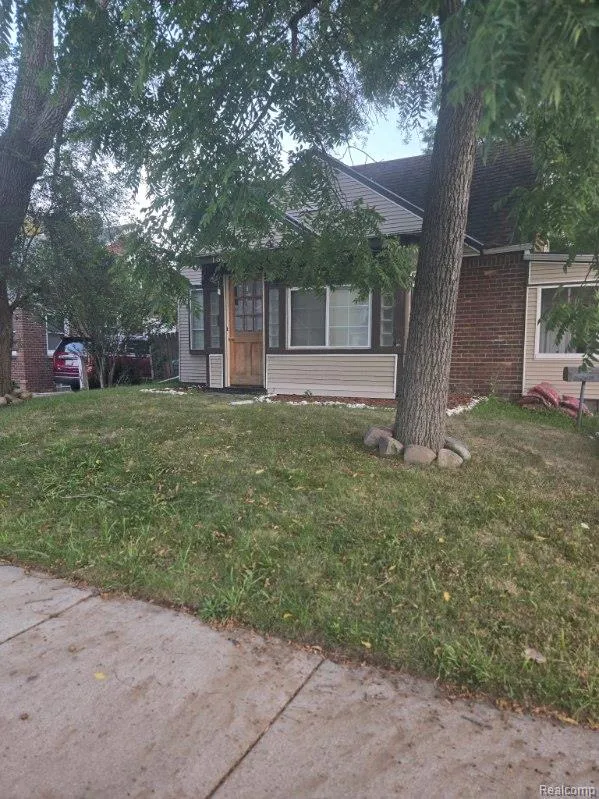 16326 Toepfer Drive Eastpointe City, MI 48021