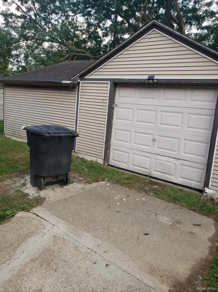 16326 Toepfer Drive Eastpointe City, MI 48021