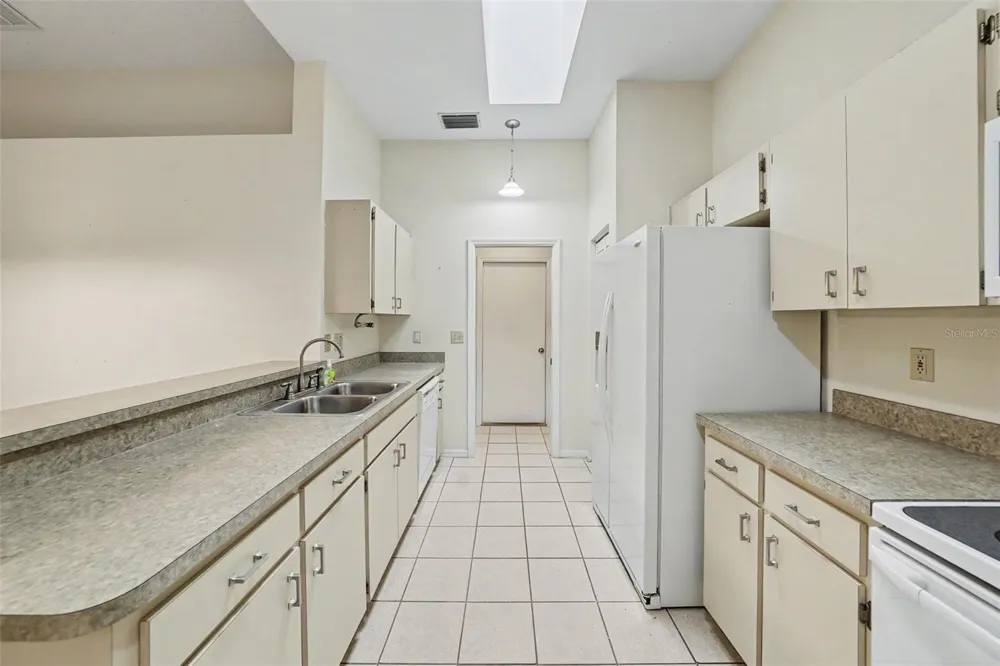 2437 NANTUCKET HARBOR LOOP #2437 Sun City Center, FL 33573