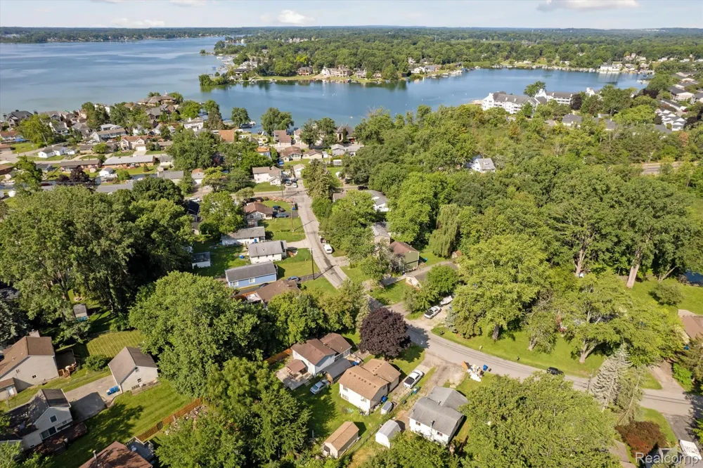 1181 Bangor Road Waterford Charter Township, MI 48328