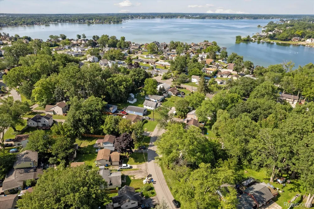 1181 Bangor Road Waterford Charter Township, MI 48328