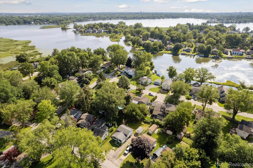 1181 Bangor Road Waterford Charter Township, MI 48328