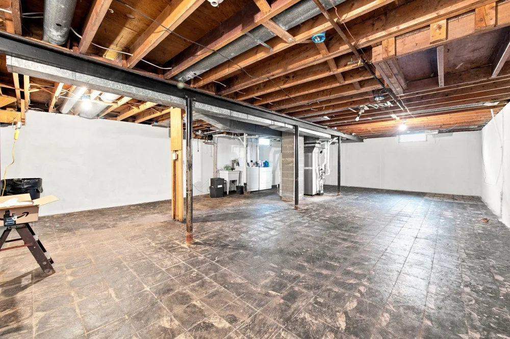 15611 common Road Roseville City, MI 48066