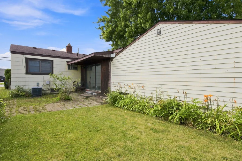 15611 common Road Roseville City, MI 48066
