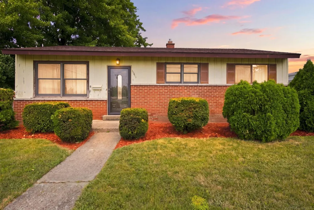 15611 common Road Roseville City, MI 48066