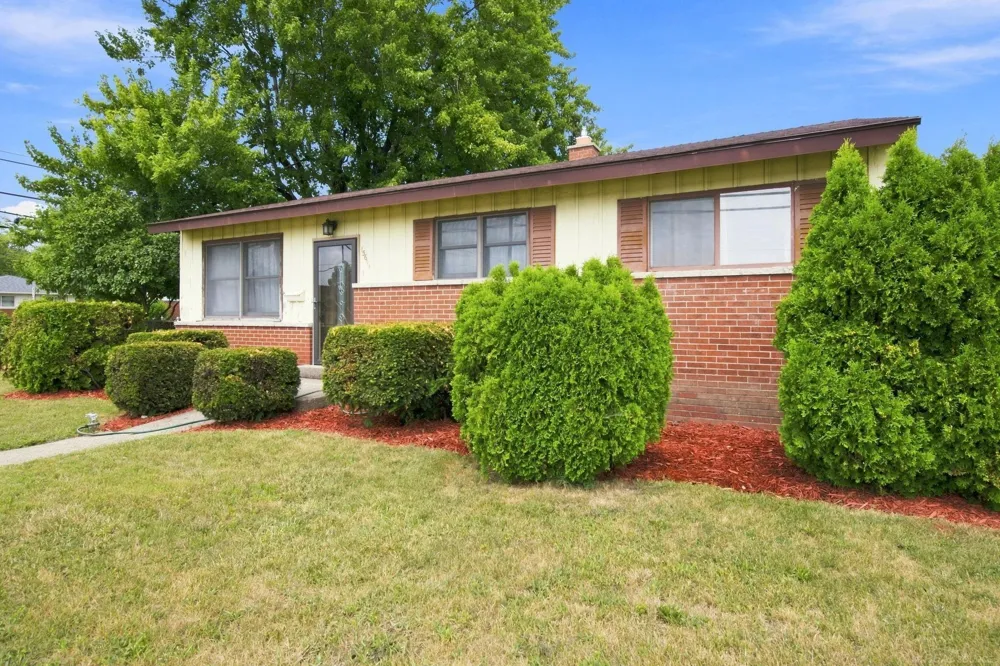 15611 common Road Roseville City, MI 48066