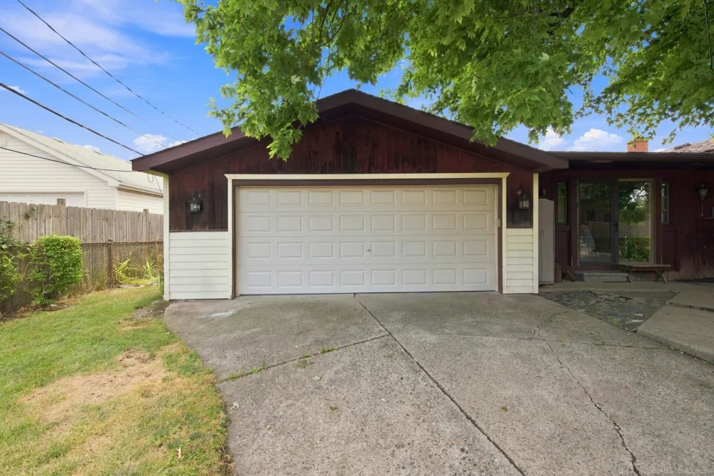 15611 common Road Roseville City, MI 48066