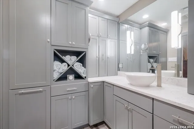 340 MUSTANG CIR Hollywood Park, TX 78232
