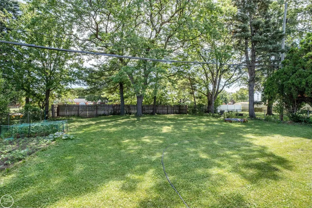 26704 Potomac Court Center Line City, MI 48015