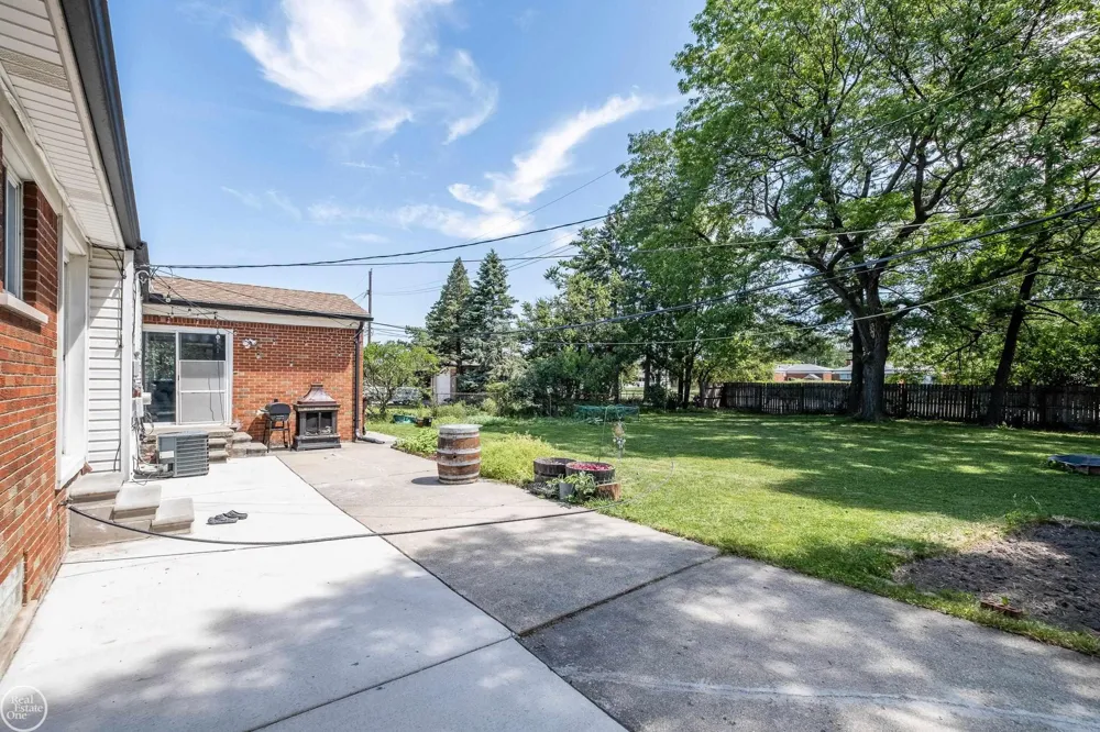 26704 Potomac Court Center Line City, MI 48015