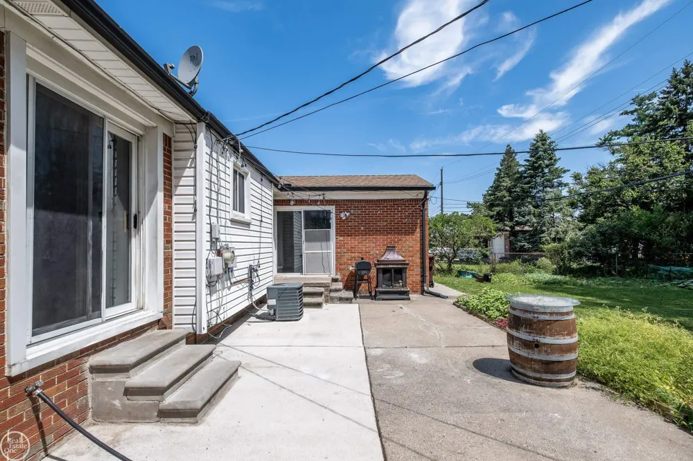 26704 Potomac Court Center Line City, MI 48015