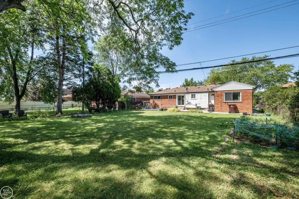 26704 Potomac Court Center Line City, MI 48015