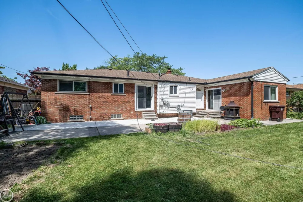 26704 Potomac Court Center Line City, MI 48015
