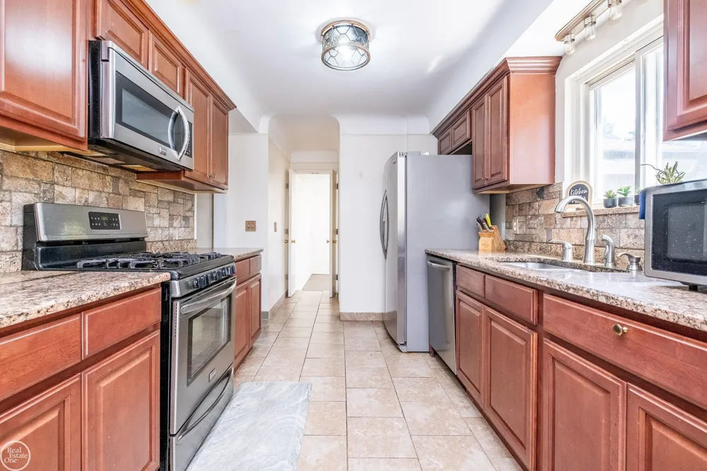 26704 Potomac Court Center Line City, MI 48015