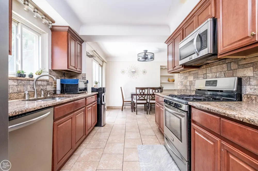 26704 Potomac Court Center Line City, MI 48015