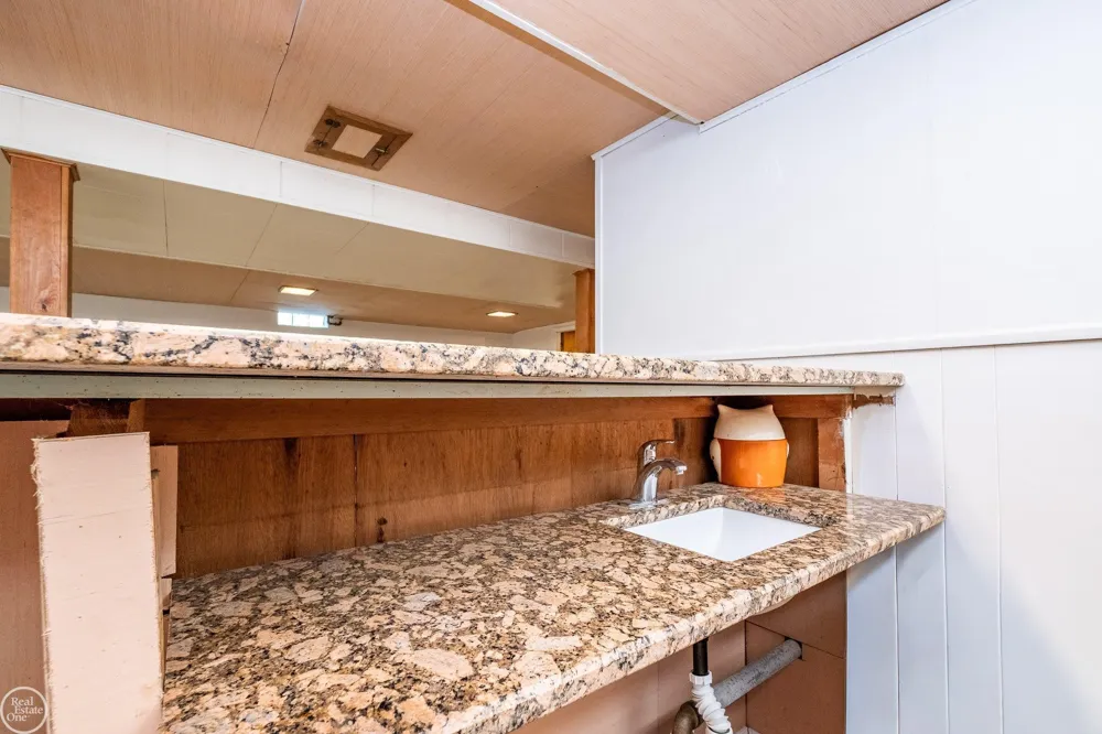 26704 Potomac Court Center Line City, MI 48015
