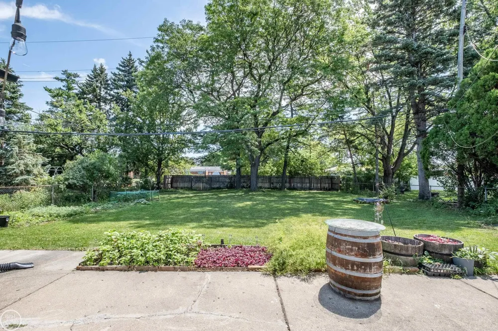 26704 Potomac Court Center Line City, MI 48015