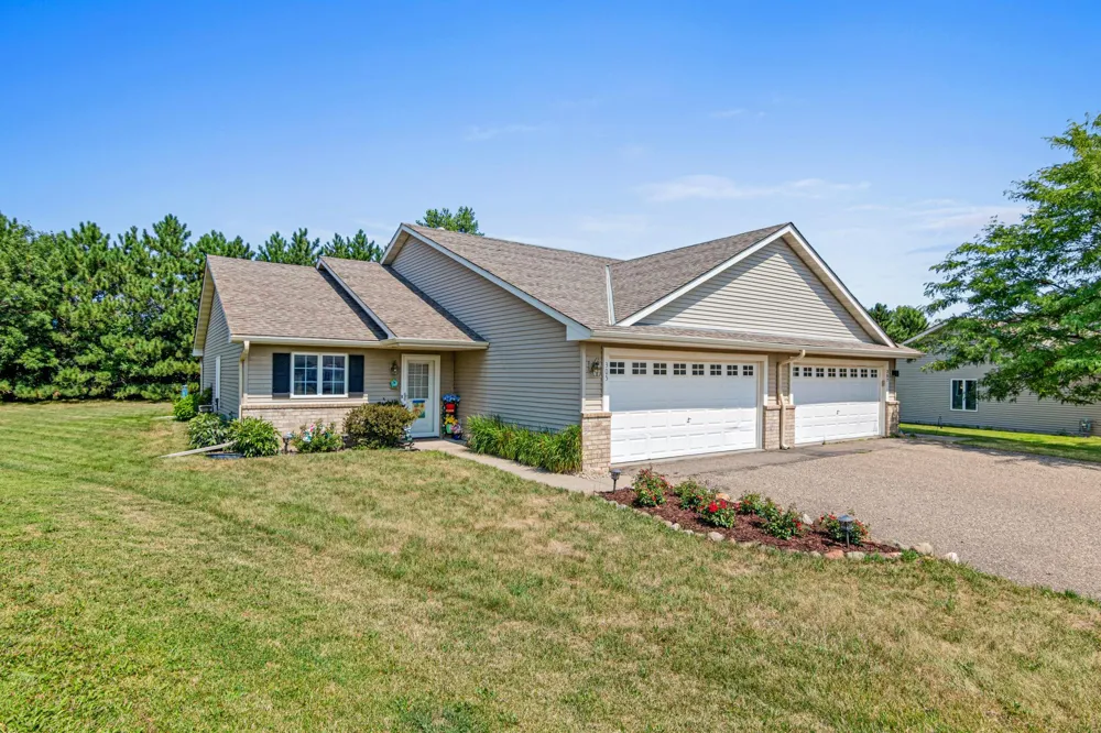 305 Wildwood Circle Roberts, WI 54023