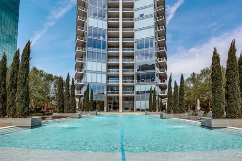 2900 McKinnon Street #2404