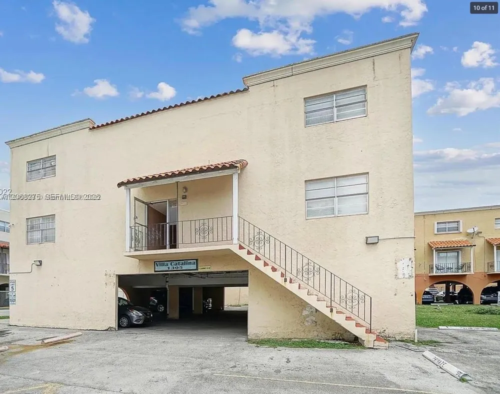 1305 W 53rd St #430 Hialeah, FL 33012