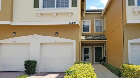 1560 SE Wilshire Place #102