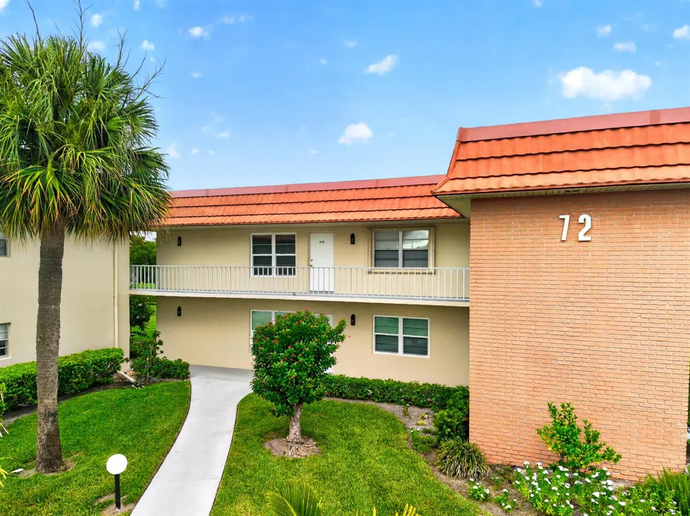 72 Royal Oak Court #202 Vero Beach, FL 32962