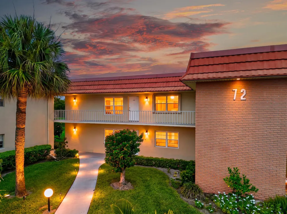 72 Royal Oak Court #202 Vero Beach, FL 32962